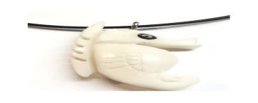 Pendentif Hippocampe en tagua ou ivoire végétal, couleur naturelle. Les graines sont appelées aussi ivoire végétal ou corozo.