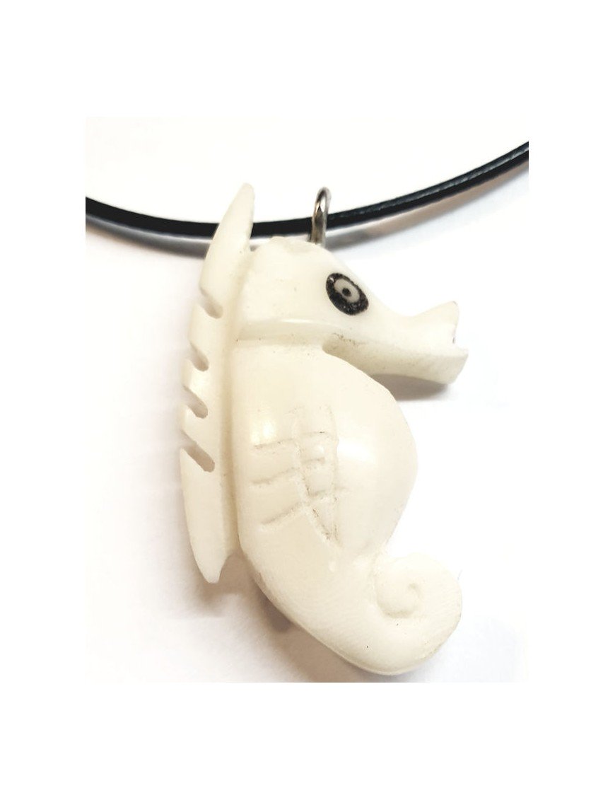 Pendentif Hippocampe en tagua ou ivoire végétal, couleur naturelle. Les graines sont appelées aussi ivoire végétal ou corozo.