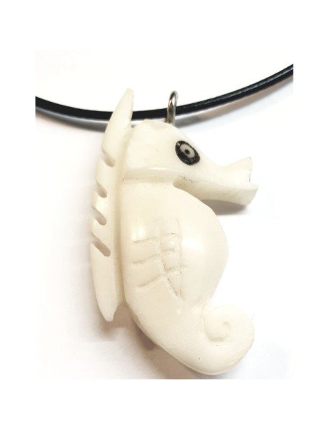 Pendentif Hippocampe en tagua ou ivoire végétal, couleur naturelle. Les graines sont appelées aussi ivoire végétal ou corozo. Pendentif Hippocampe en tagua ou ivoire végétal, couleur naturelle. Les graines sont appelées aussi ivoire végétal ou corozo.