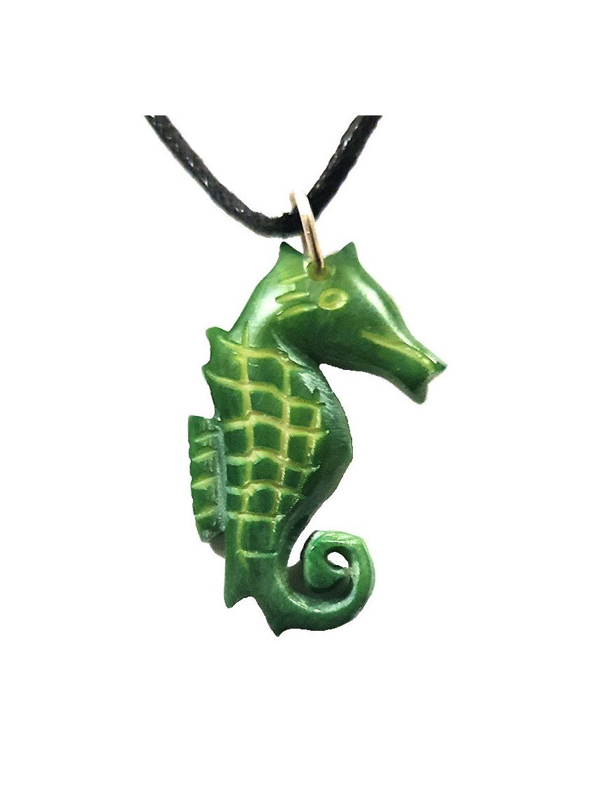 Pendentif Hippocampe teinté en tagua ou ivoire végétal Les graines sont appelées aussi ivoire végétal ou corozo.