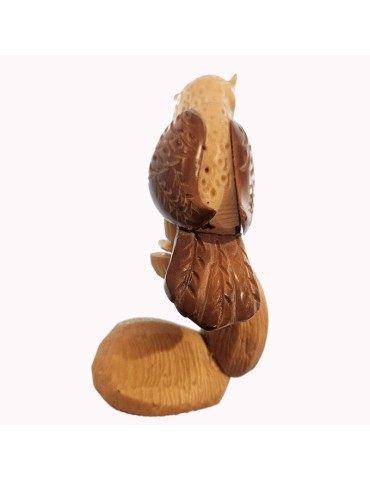 Hibou maître-bois  taillé à partir de la graine d'un palmier tropical appelée tagua.