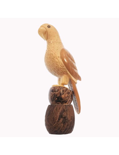 Perroquet youyous taillé à partir de la graine de tagua ou corozo Perroquet youyous taillé à partir de la graine de tagua ou corozo