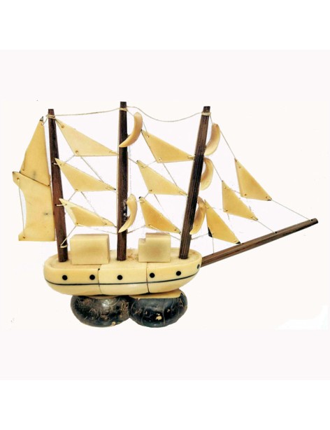 Bateau trois-mâts de collection taillé dans la graine de tagua Bateau trois-mâts de collection taillé dans la graine de tagua