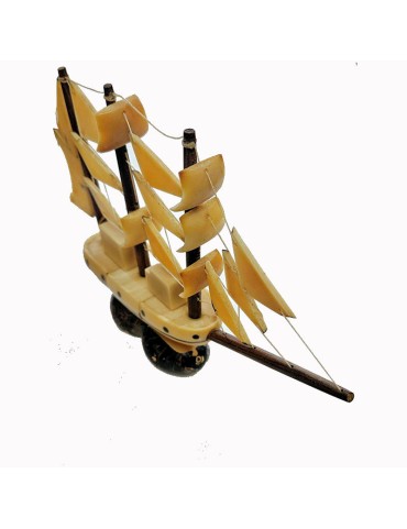 Bateau trois-mâts de collection taillé dans la graine de tagua