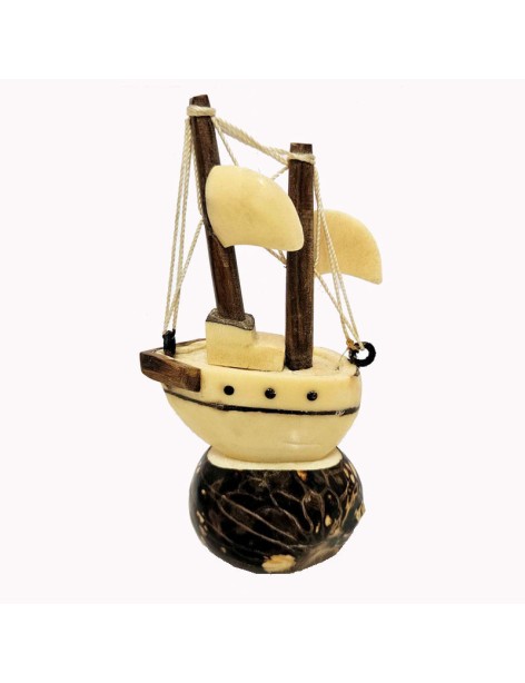 Petit bateau deux-mâts en tagua ou ivoire végétal