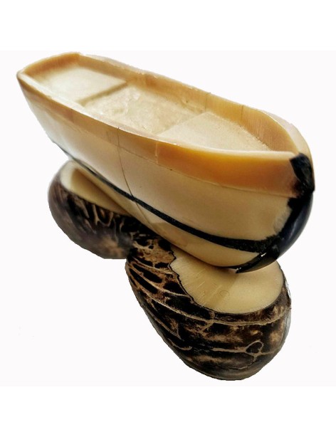 Barque La saintoise en tagua , corozo ou ivoire végétal Barque La saintoise en tagua , corozo ou ivoire végétal
