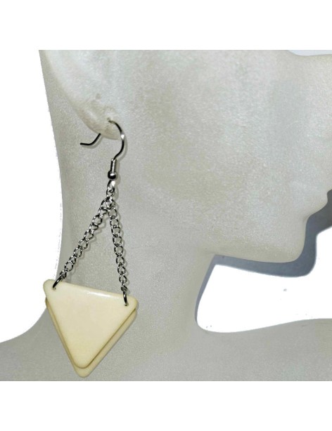 Boucles d'oreilles en ivoire végétal teintées ou de couleur naturelle. Boucles d'oreilles en ivoire végétal teintées ou de couleur naturelle.