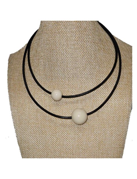 Collier "double perle" en tagua appelée aussi ivoire végétal Collier "double perle" en tagua appelée aussi ivoire végétal