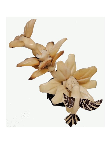 Colibris sur fleurs de lotus taillés dans la graine  de tagua