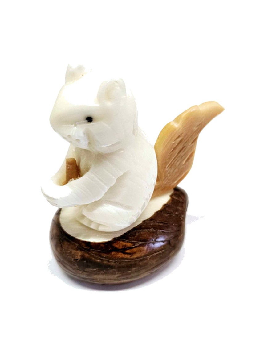 Ecureuil sur socle taillé dans la graine de tagua ou ivoire végétal