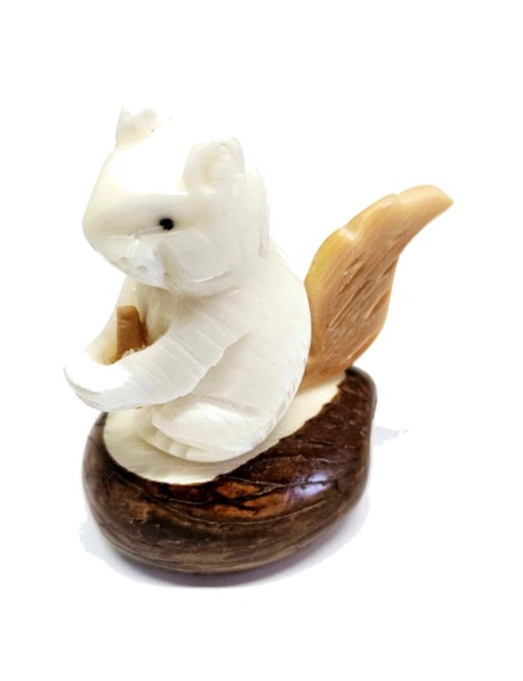 Ecureuil sur socle taillé dans la graine de tagua ou ivoire végétal