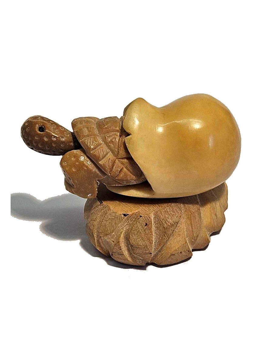 Tortue sortant de l'oeuf taillée dans la graine de tagua ou ivoire végétal