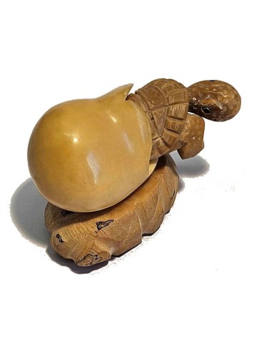 Tortue sortant de l'oeuf taillée dans la graine de tagua ou ivoire végétal