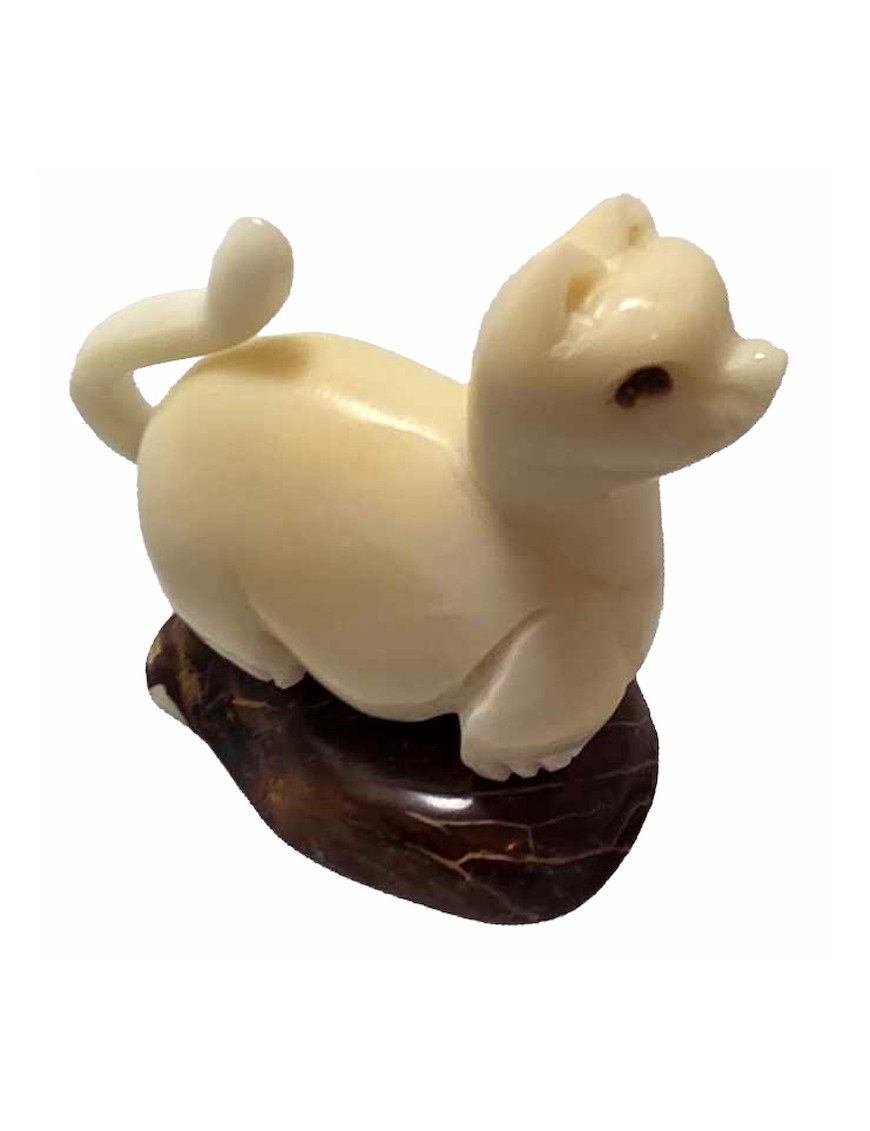 Chat taillé dans la graine de tagua (ivoire végétal ou corozo)