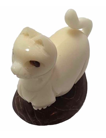 Chat taillé dans la graine de tagua (ivoire végétal ou corozo)