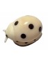 Coccinelle taillée dans la graine de tagua (ivoire végétal ou corozo).