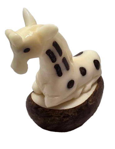 Girafe taillée dans la graine de tagua (ivoire végétal ou corozo)