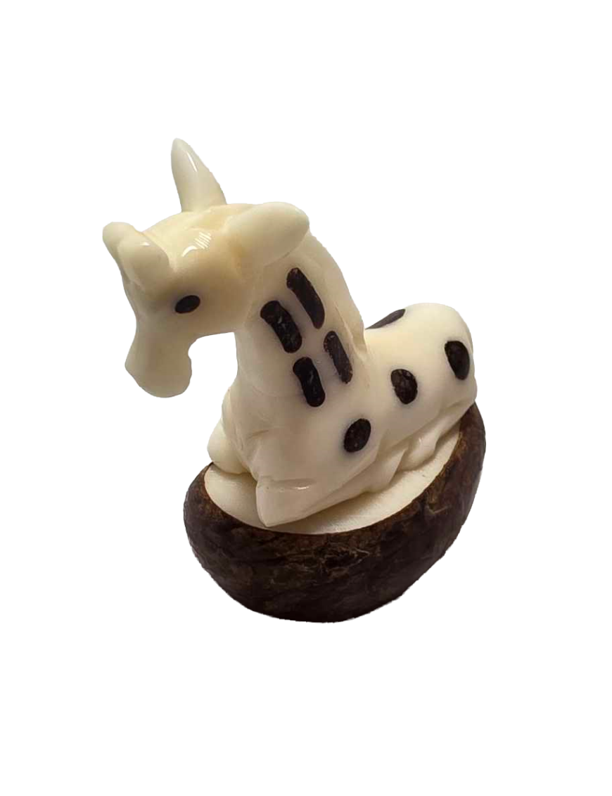 Girafe taillée dans la graine de tagua (ivoire végétal ou corozo)