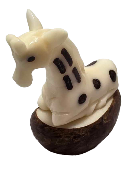 Girafe taillée dans la graine de tagua (ivoire végétal ou corozo)