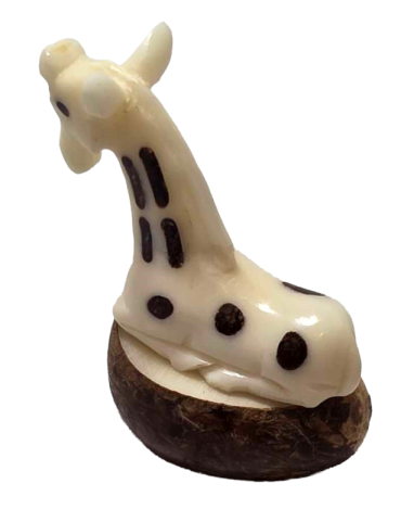 Girafe taillée dans la graine de tagua (ivoire végétal ou corozo)