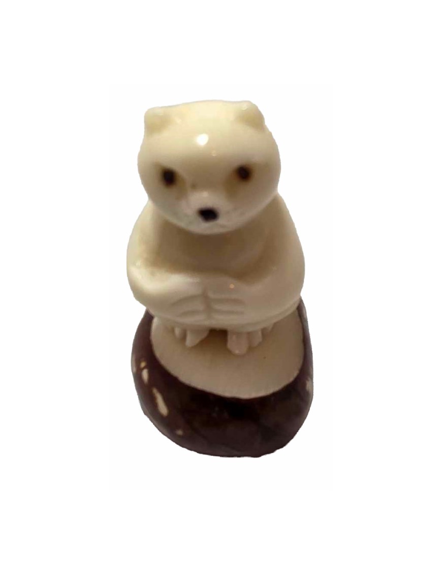 Ourson taillé dans la graine de tagua (ivoire végétal ou corozo)