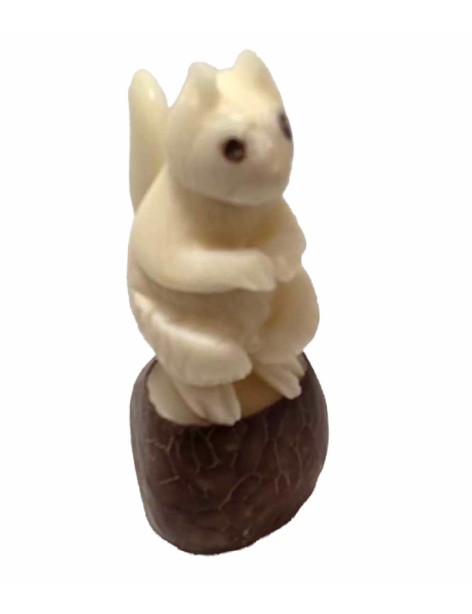 Ecureuil de collection taillé dans la graine de tagua