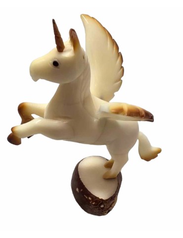 Licorne taillée dans la graine de tagua appelée aussi ivoire végétal