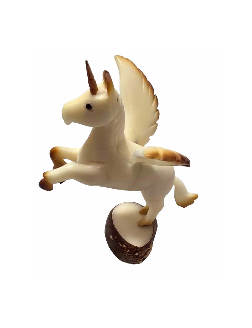 Licorne taillée dans la graine de tagua appelée aussi ivoire végétal