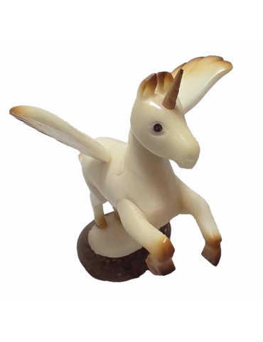 Licorne taillée dans la graine de tagua appelée aussi ivoire végétal
