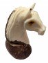 Tête de cheval taillée dans la graine de tagua (ivoire végétal ou corozo)