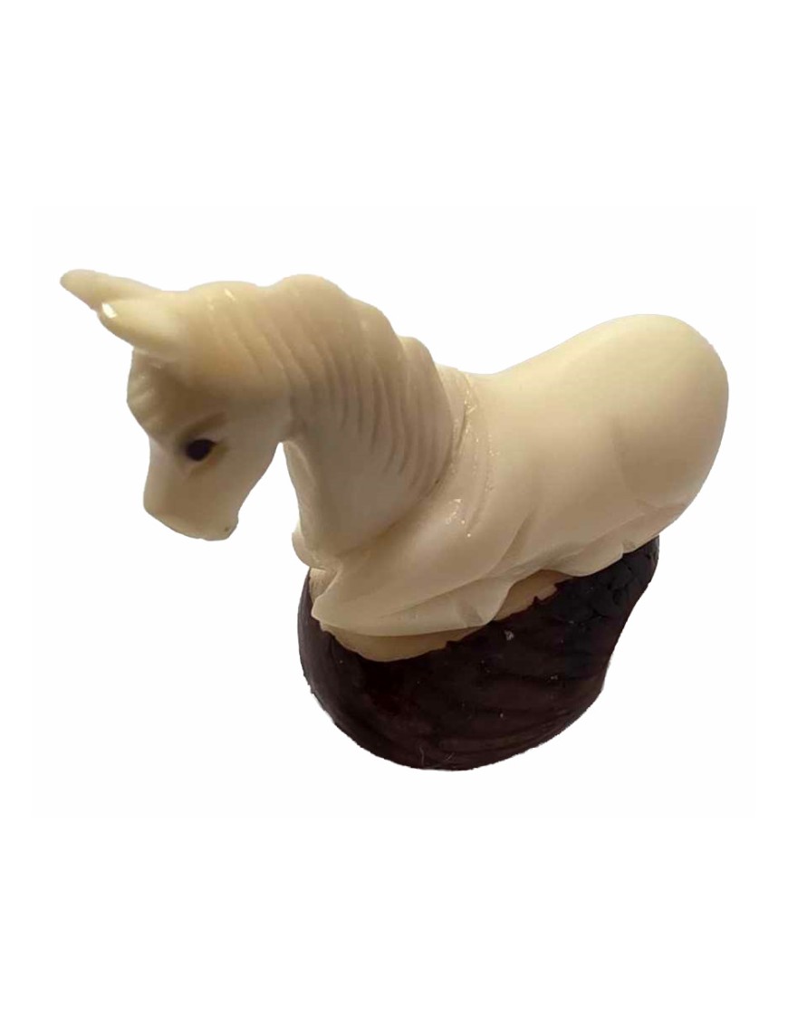 Petit Cheval couché taillé dans la graine de tagua ou ivoire végétal