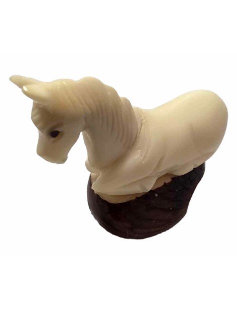 Petit Cheval couché taillé dans la graine de tagua ou ivoire végétal Petit Cheval couché taillé dans la graine de tagua ou ivoire végétal