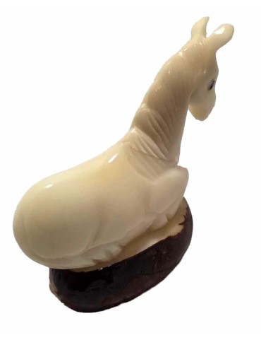 Petit Cheval couché taillé dans la graine de tagua ou ivoire végétal
