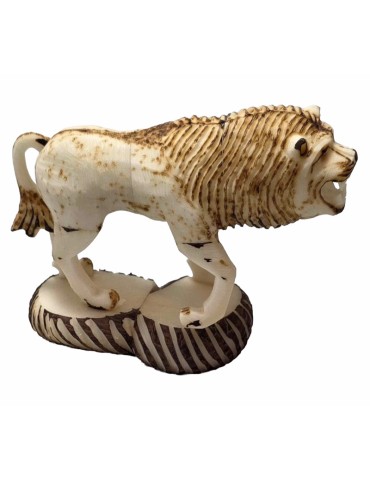 Lion taillé dans la graine de tagua appelée aussi ivoire végétal