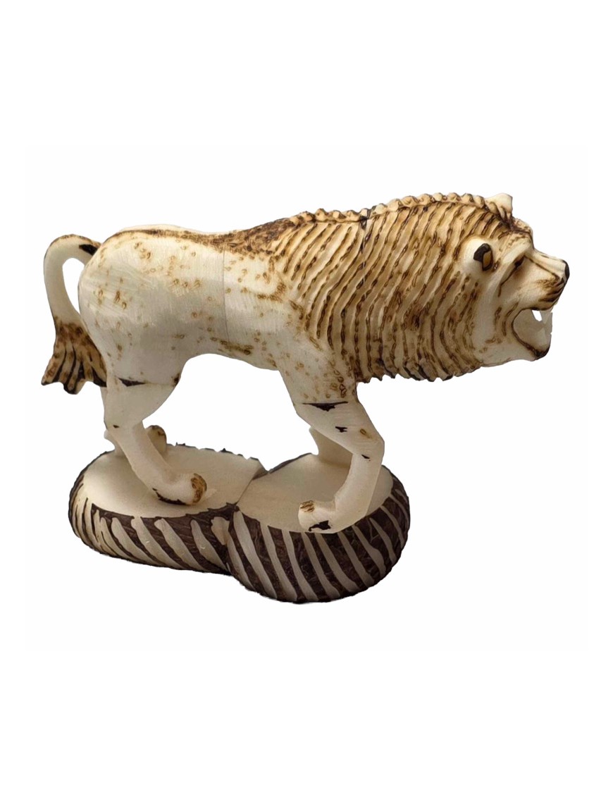 Lion taillé dans la graine de tagua appelée aussi ivoire végétal