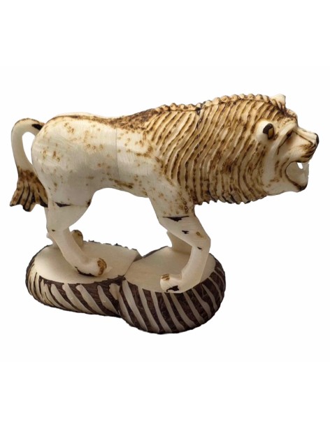 Lion taillé dans la graine de tagua appelée aussi ivoire végétal Lion taillé dans la graine de tagua appelée aussi ivoire végétal