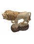 Lion taillé dans la graine de tagua appelée aussi ivoire végétal