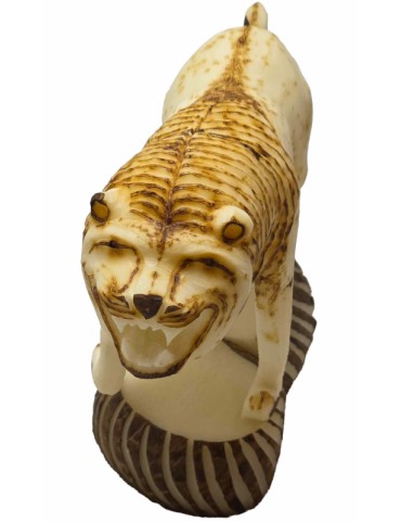 Lion taillé dans la graine de tagua appelée aussi ivoire végétal