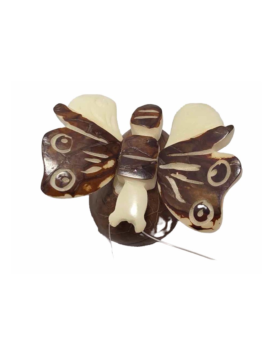 Papillon taillé dans la graine de tagua appelée aussi ivoire végéta