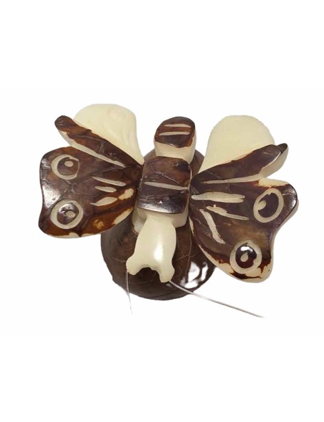 Papillon taillé dans la graine de tagua appelée aussi ivoire végéta Papillon taillé dans la graine de tagua appelée aussi ivoire végéta