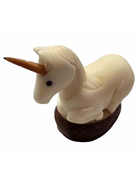 Licorne taillée dans la graine de tagua appelée aussi ivoire végétal Licorne taillée dans la graine de tagua appelée aussi ivoire végétal