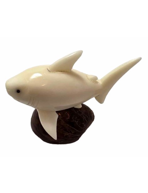 Requin taillé dans la graine de tagua appelée aussi ivoire végétal Requin taillé dans la graine de tagua appelée aussi ivoire végétal