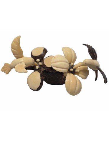Colibris sur fleurs taillés dans la graine de tagua ou ivoire végétal.