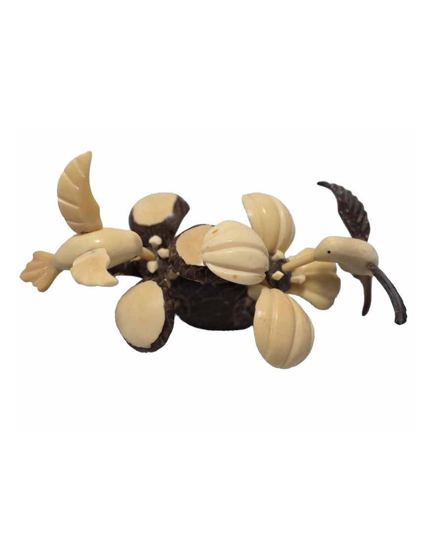 Colibris sur fleurs taillés dans la graine de tagua ou ivoire végétal.
