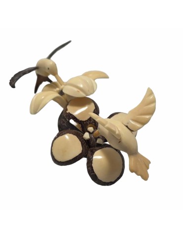 Colibris sur fleurs taillés dans la graine de tagua ou ivoire végétal.