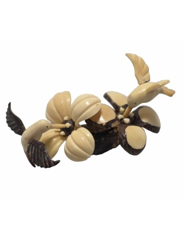 Colibris sur fleurs taillés dans la graine de tagua ou ivoire végétal.