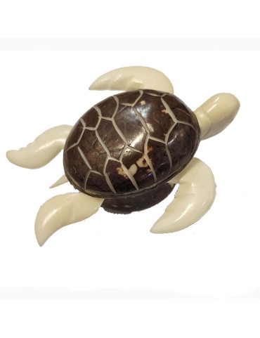Tortue de mer taillée dans la graine de tagua (ivoire végétal ou corozo).
