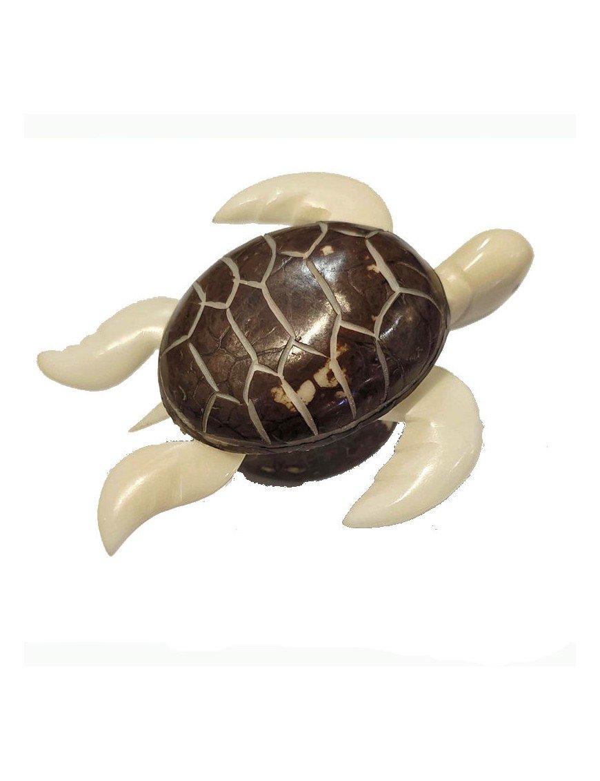 Tortue de mer taillée dans la graine de tagua (ivoire végétal ou corozo).