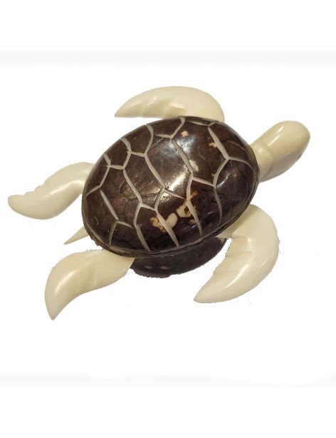 Tortue de mer taillée dans la graine de tagua (ivoire végétal ou corozo). Tortue de mer taillée dans la graine de tagua (ivoire végétal ou corozo).