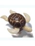 Tortue de mer taillée dans la graine de tagua (ivoire végétal ou corozo).